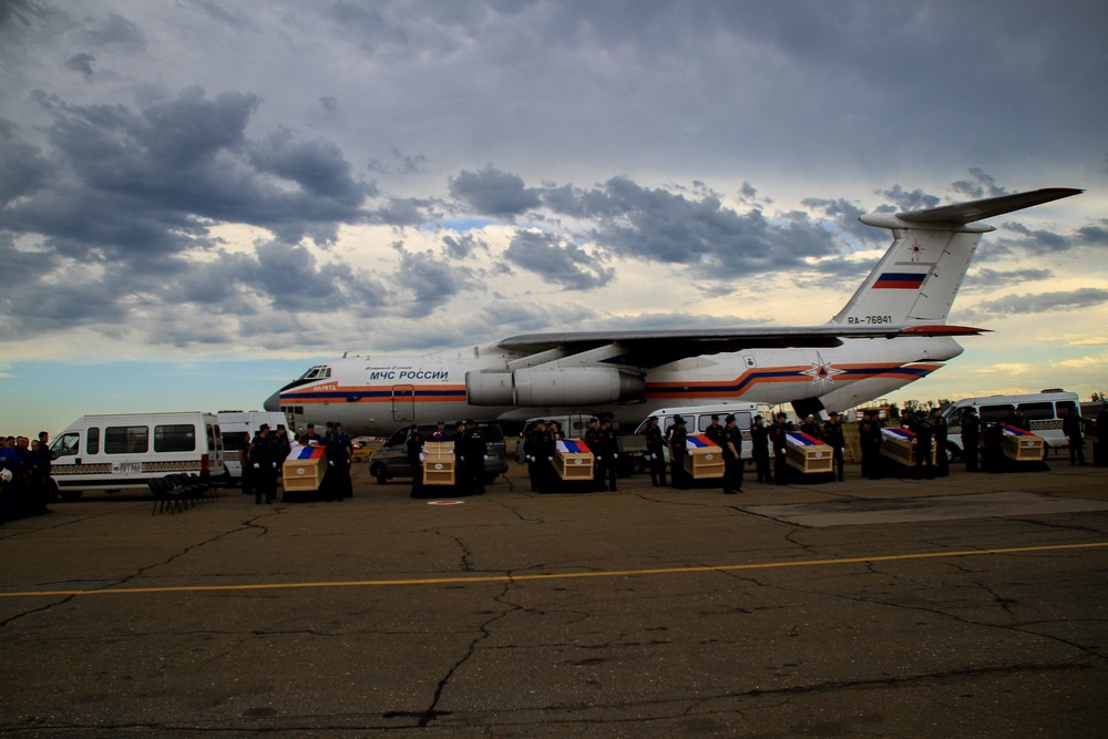 Прощание с экипажем ил 76 в твери. Ил 76 МЧС 76841. Ил-76 МЧС России. Ra 76841. Прощание с экипажем ил 76 в Оренбурге.