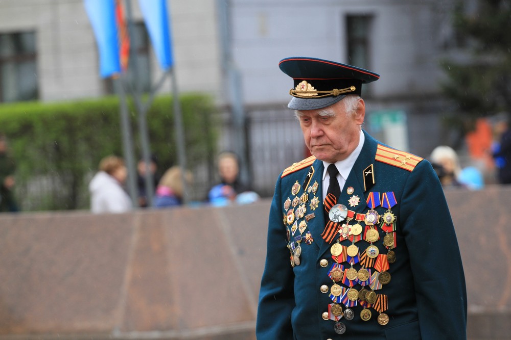 Картинка ветеран у вечного огня