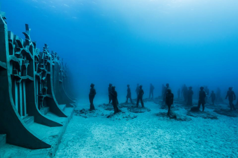 Люди на дне моря