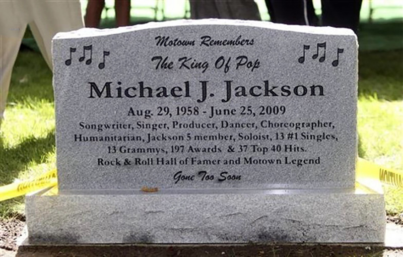 Кто написал похороните. Могила Майкла Джексона. Michael Jackson могила. Форест-Лаун могила Майкла Джексона.